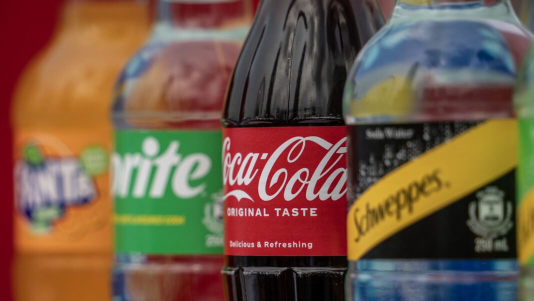 Alerta Peligrosa: Coca-Cola Retira 28 Millones de Botellas por Riesgo de Fragmentos Metálicos