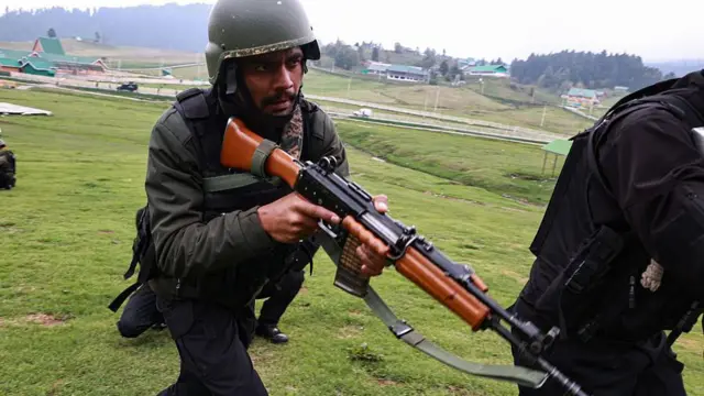 Cómo se comparan los ejércitos, los misiles y los sistemas de defensa de India y Pakistán en medio de la escalada entre las dos potencias nucleares