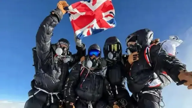 El controvertido método que usaron unos exmilitares británicos para romper un récord al escalar el Everest