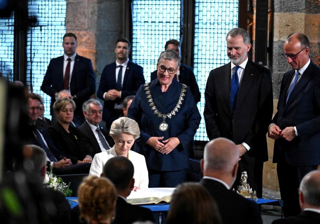 El Rey aboga por «desarrollar el poder duro» de Europa en defensa en el premio Carlomagno a Von der Leyen