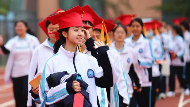 Los jóvenes estudiantes chinos que son rechazados en EE.UU. y China ante los temores de que sean espías