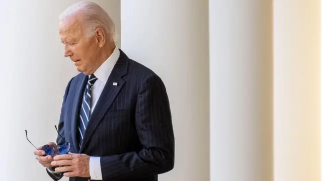 “Se discutió poner al presidente en una silla de ruedas”: el libro que denuncia el encubrimiento del deterioro de Biden (y la réplica de sus defensores)