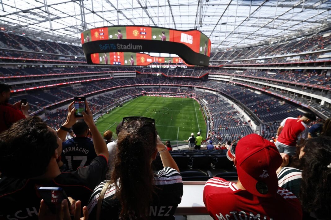 A un año de la Copa Mundial de la FIFA, los aficionados y los políticos aún no saben qué esperar