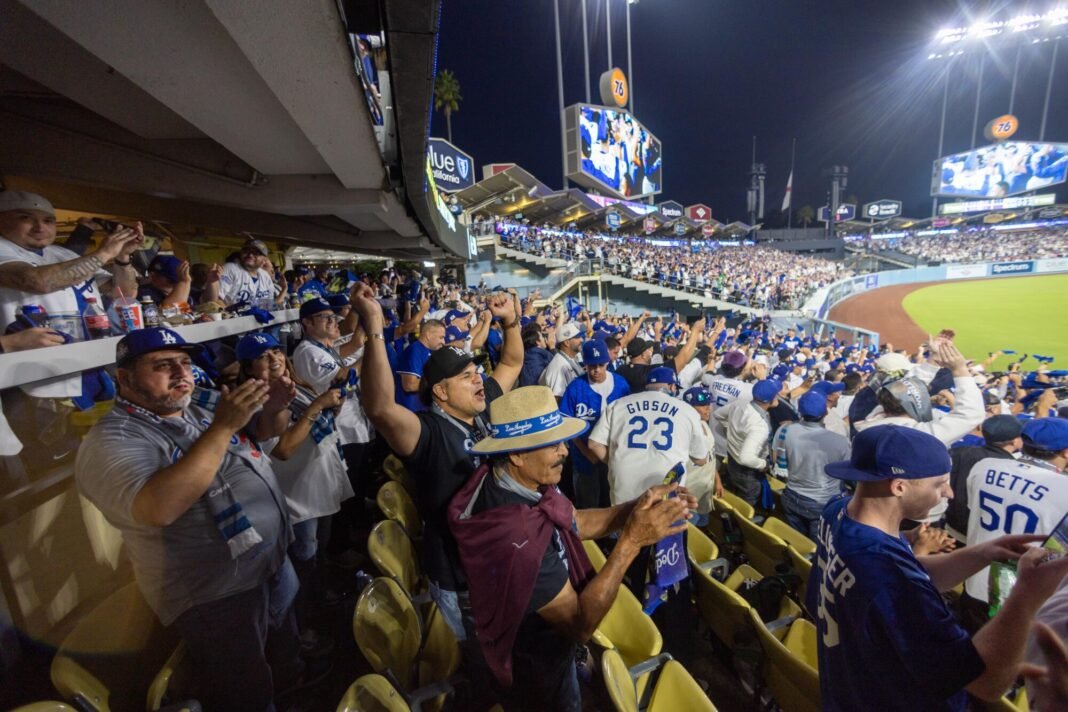 Comentario: Los cobardes Dodgers guardan silencio mientras las redadas del ICE aterrorizan a sus aficionados