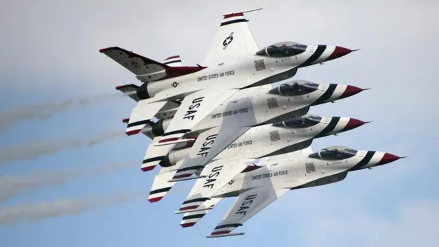 EE.UU. moviliza 30 aviones mientras crece la especulación sobre un posible ataque a Irán