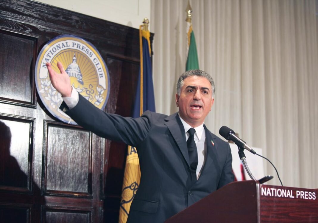 El hijo del sah pone la Transición española como modelo para Irán