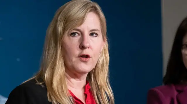 Estados Unidos: asesinan a una legisladora estatal demócrata y su marido por “motivos políticos”