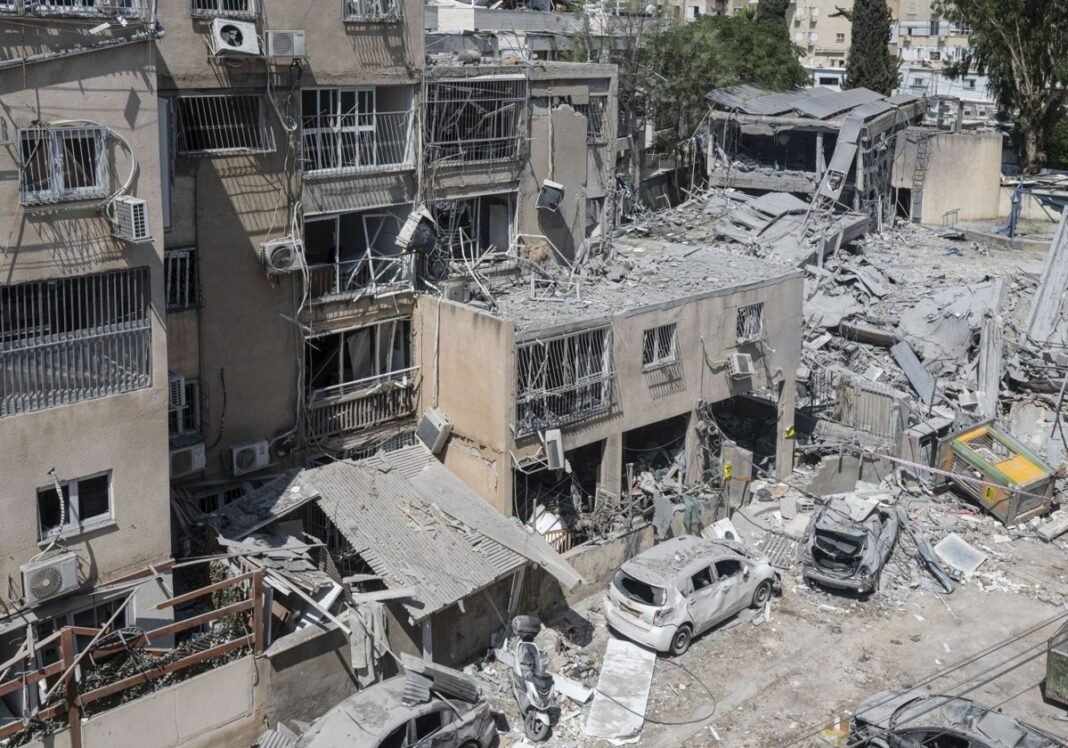 Irán frena sus misiles mientras Israel estrecha el cerco a Jamenei