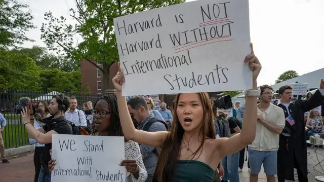 La Casa Blanca suspende las visas para los nuevos estudiantes extranjeros de la Universidad de Harvard