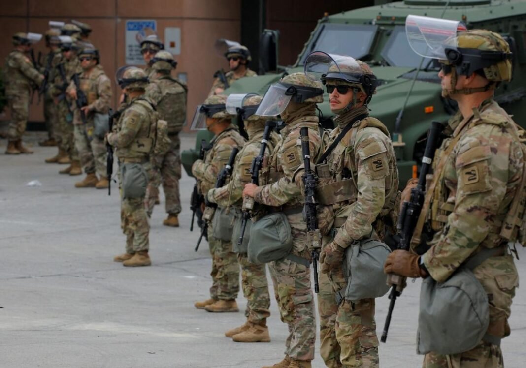 La Guardia Nacional comienza su despliegue en Los Ángeles contra las protestas y el Pentágono amenaza con enviar a los Marines