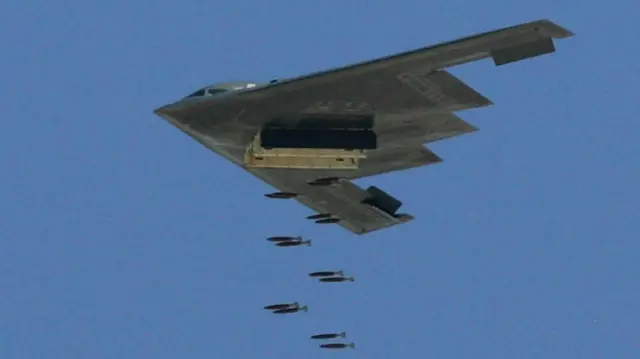 Las imágenes satelitales que muestran el impacto del ataque de EE.UU. en la instalación nuclear iraní de Fordo