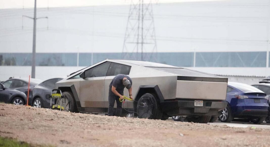 Llevó su CyberTruck al taller para un arreglo menor y Tesla le sorprendió con algo completamente inesperado