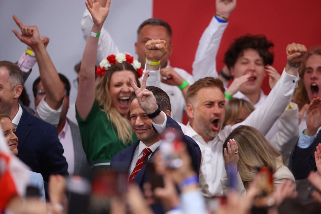 Los primeros resultados dan una ligera ventaja al europeísta Trzaskowski en las presidenciales de Polonia