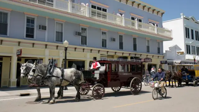 Mackinac, la isla estadounidense donde los autos están prohibidos desde hace más de un siglo y “el caballo es el rey”