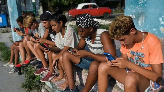 “No puedes comprar un paquete de datos porque ya te quedas sin comer”: la ola de malestar en Cuba por el aumento de las tarifas de internet
