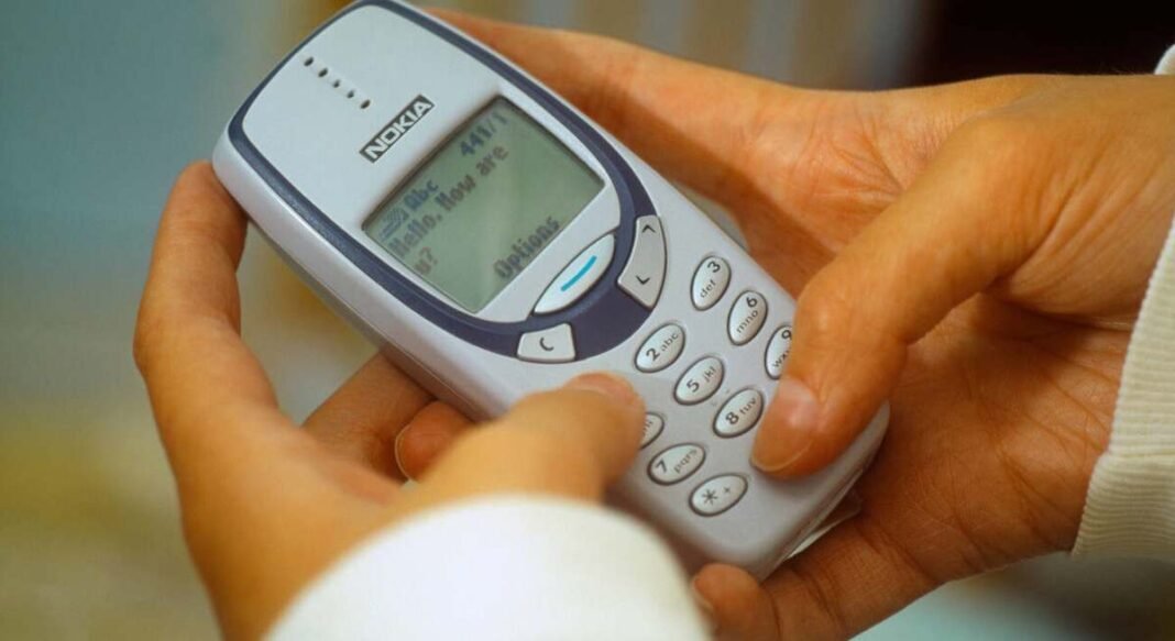 Ponen a prueba la resistencia del mítico Nokia 3310 y el resultado deja a todos sin palabras