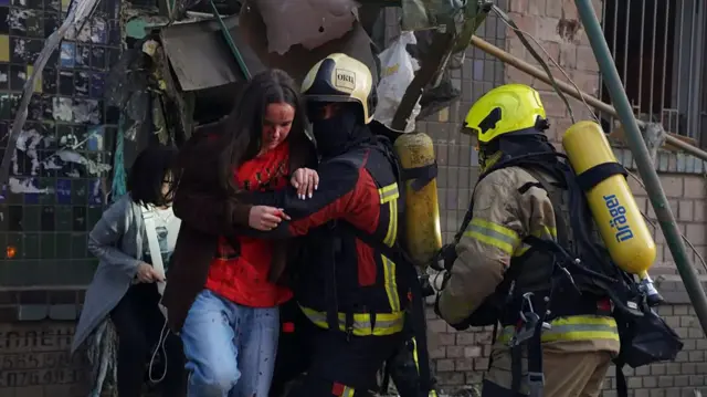 Rusia intensifica sus ataques aéreos y provoca al menos 9 muertos en Kyiv