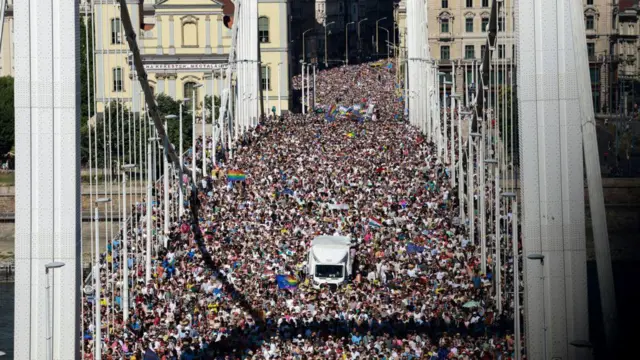 “Sé lo que se siente ser tratado como un paria”: la multitudinaria manifestación del Orgullo para desafiar las duras medidas contra la diversidad del gobierno de Orbán en Hungría