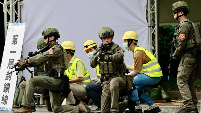 Cómo Taiwán se prepara para una potencial invasión de China con actores, sangre falsa y simulacros de ataques con misiles