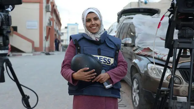 “Hazme sentir orgullosa”: el mensaje a su hijo de una reportera del grupo de periodistas muertos en un doble ataque de Israel al hospital Nasser en Gaza