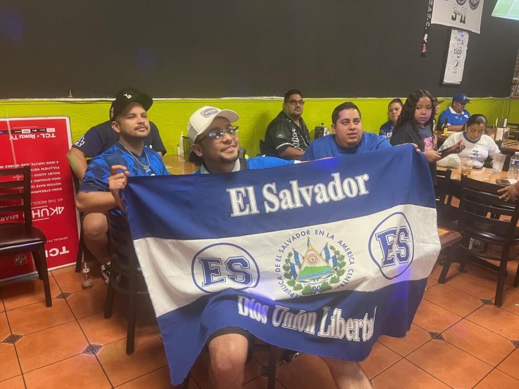 A pesar de la derrota, los salvadoreños en Los Ángeles mantienen viva la esperanza mundialista
