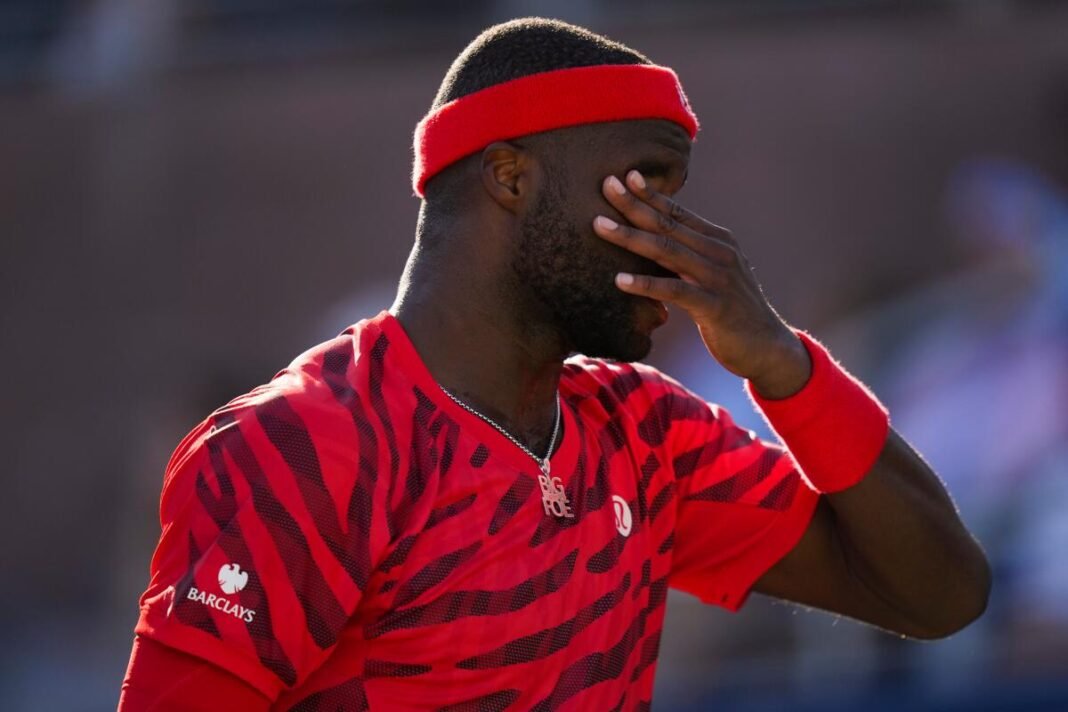 Frances Tiafoe rompe su raqueta tras perder en primera ronda en Tokio; Shapovalov también cae