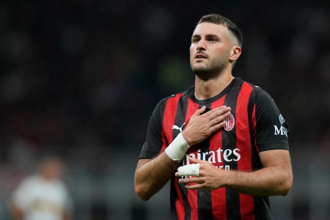 Giménez y Pulisic marcan y AC Milan vence 3-0 a Lecce para avanzar a octavos en la Copa Italia