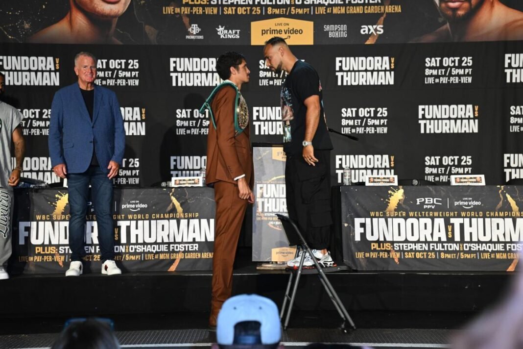Keith Thurman se sube a una silla para encarar a Sebastián Fundora en el primer careo en Los Ángeles