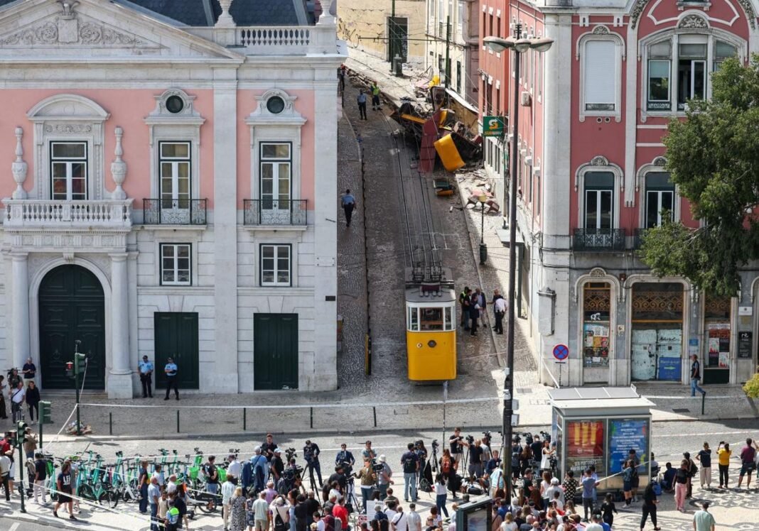 Los testigos del accidente del funicular de Lisboa: «Un niño extendió sus brazos para pedirme ayuda»