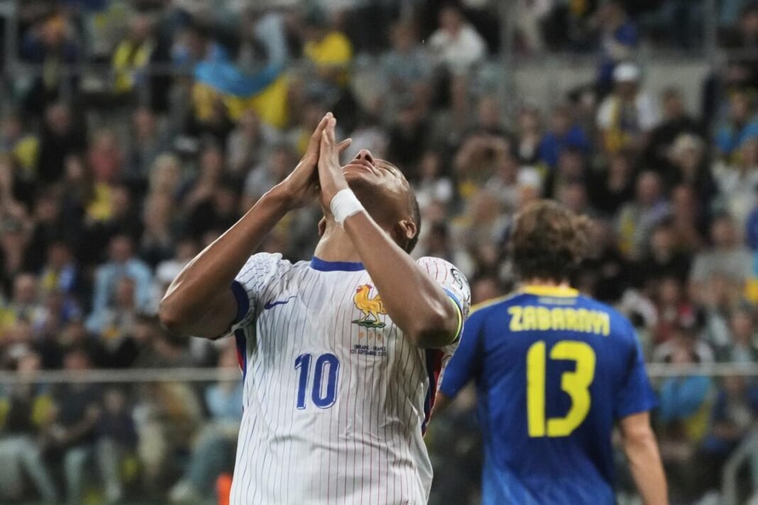 Mbappé anota en la victoria de Francia 2-0 sobre Ucrania en la clasificación para la Copa del Mundo