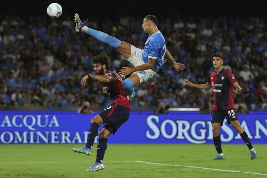 Napoli, campeón de la Serie A, produce más drama contra Cagliari pero se impone 1-0
