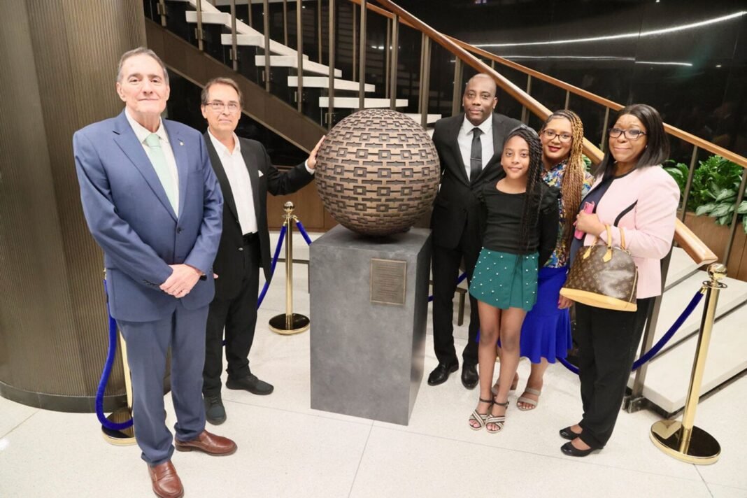 OPS rinde homenaje a los trabajadores de la salud de las Américas por su compromiso y resiliencia durante la pandemia de COVID-19