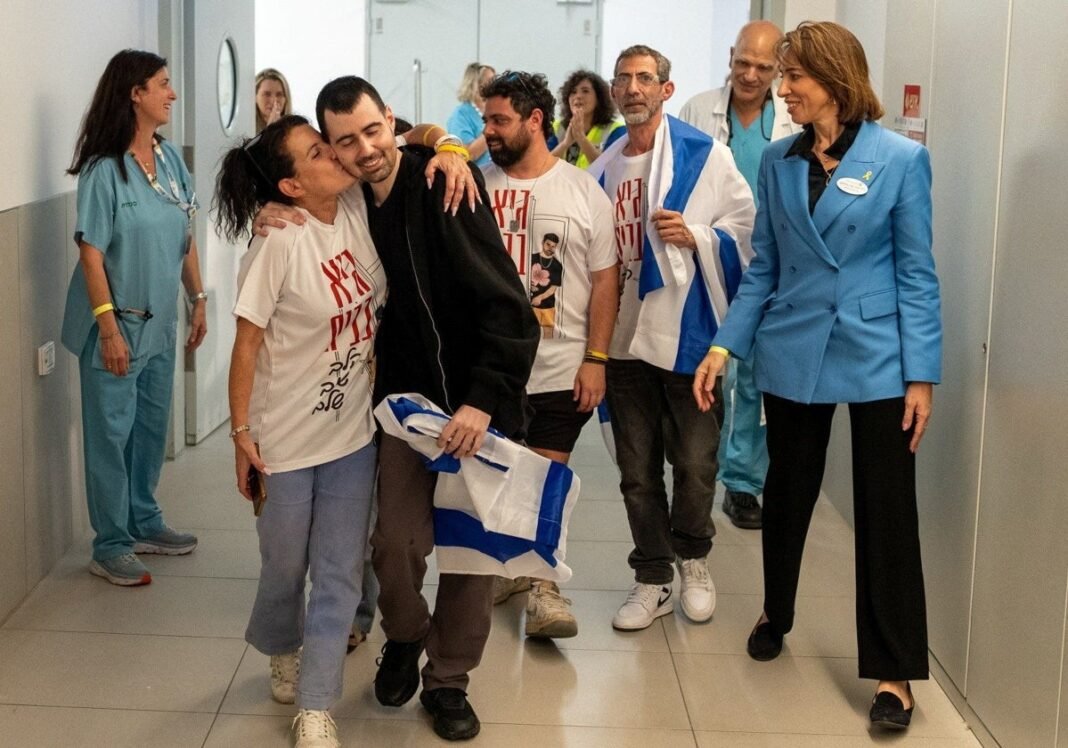 El camino de los rehenes liberados para volver a la vida: reclusión, psicólogos y forenses