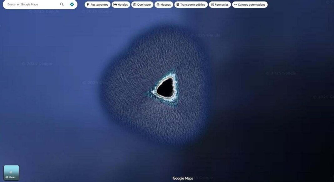 La verdad detrás del misterioso “agujero negro” en medio del mar que se puede ver en Google Maps
