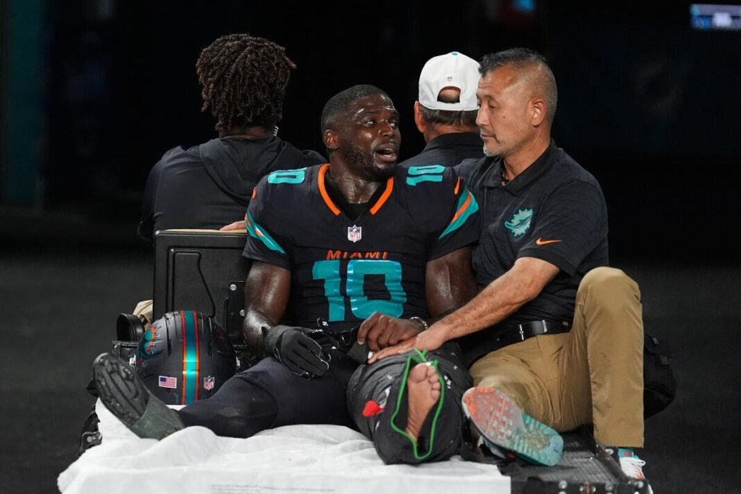 Tyreek Hill de Dolphins es trasladado al hospital con dislocación en la rodilla izquierda