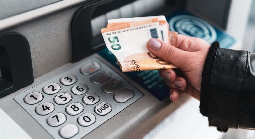 Así funciona la “estafa del billete” con la que pueden engañarte en los cajeros automáticos