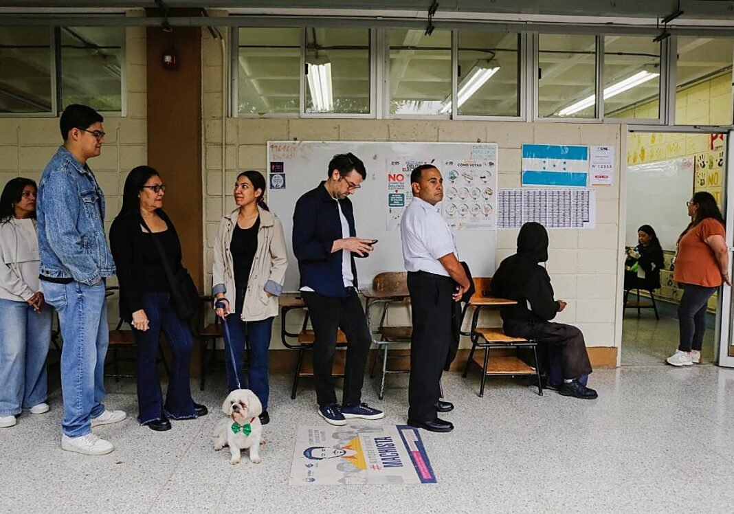 Caos, colas y un sistema fallido desbordan la elección más tensa de Honduras en años