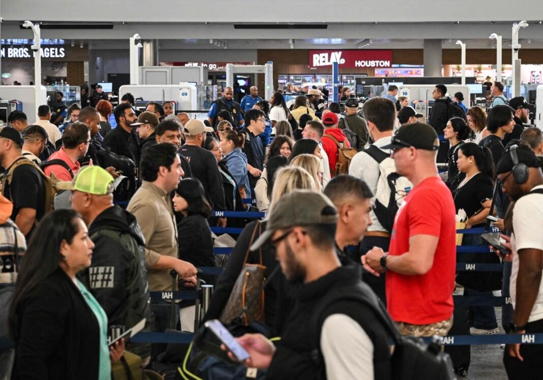Cientos de cancelaciones y estrés en los controladores: el caos aéreo en EE.UU. entra en una nueva fase