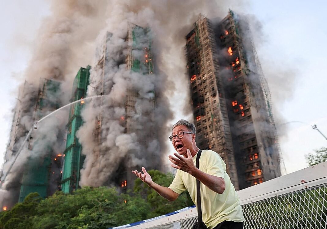 Detienen a tres personas por el incendio en un complejo de rascacielos de Hong Kong que ha causado 55 muertos