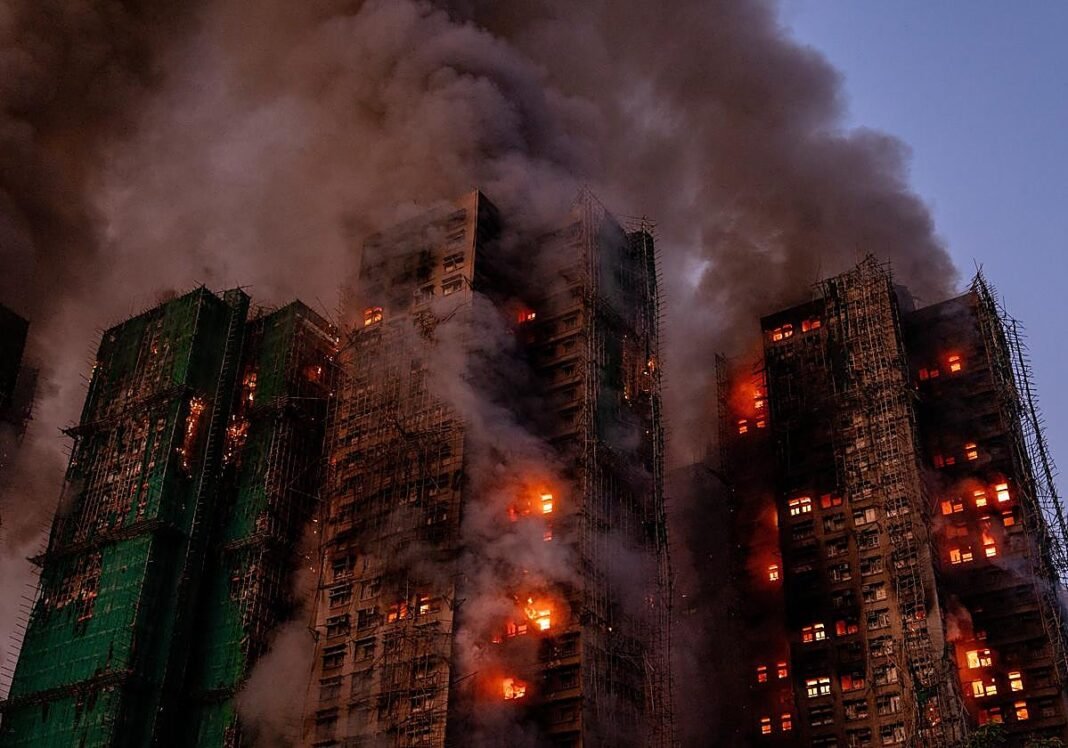 Hong Kong investiga por posible corrupción la reforma en los rascacielos del incendio que se ha cobrado ya 55 muertos