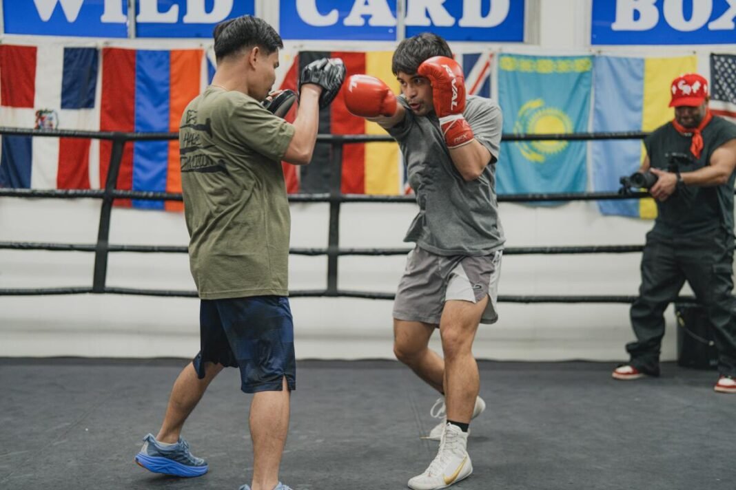 Jimuel Pacquiao inicia su camino profesional bajo la mirada de su legendario padre, Manny