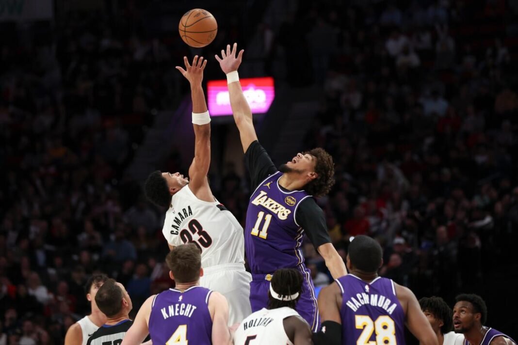 Lakers superan la ausencia de Doncic y Reaves con victoria sobre Blazers