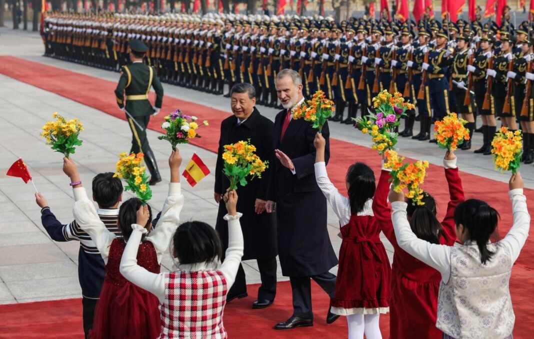 Los Reyes protagonizan una ofrenda floral en la plaza de Tiananmen