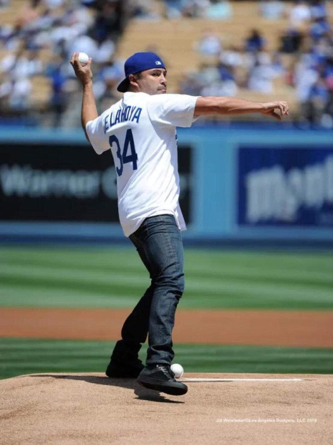 Óscar de la Hoya celebra a los bicamepones Dodgers con la memoria viva de ‘El Toro’ Valenzuela