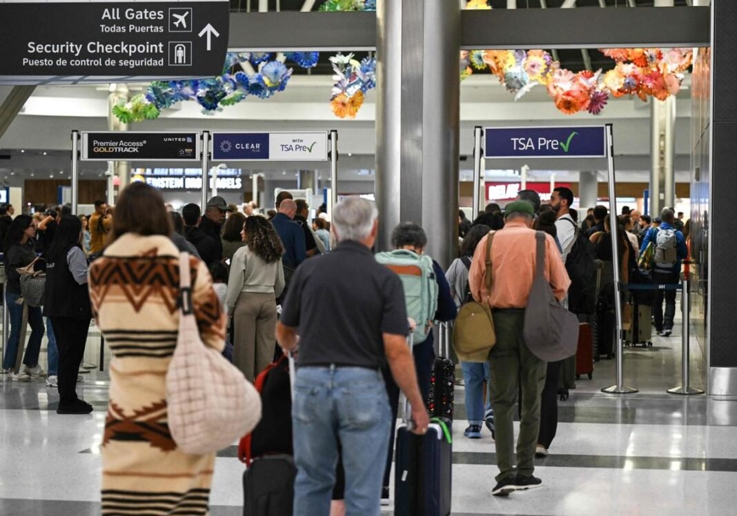 Sin ayudas para los pobres y caos aéreo por el cierre del Gobierno en EE.UU.