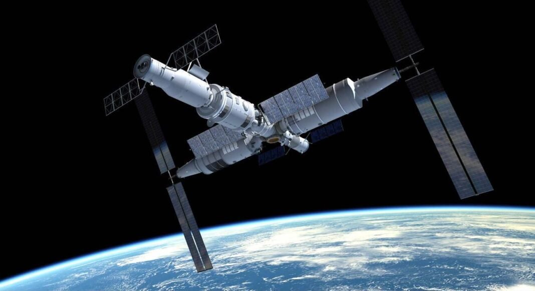 Tres astronautas chinos están atrapados después de que unos restos espaciales impactaran contra su nave de regreso