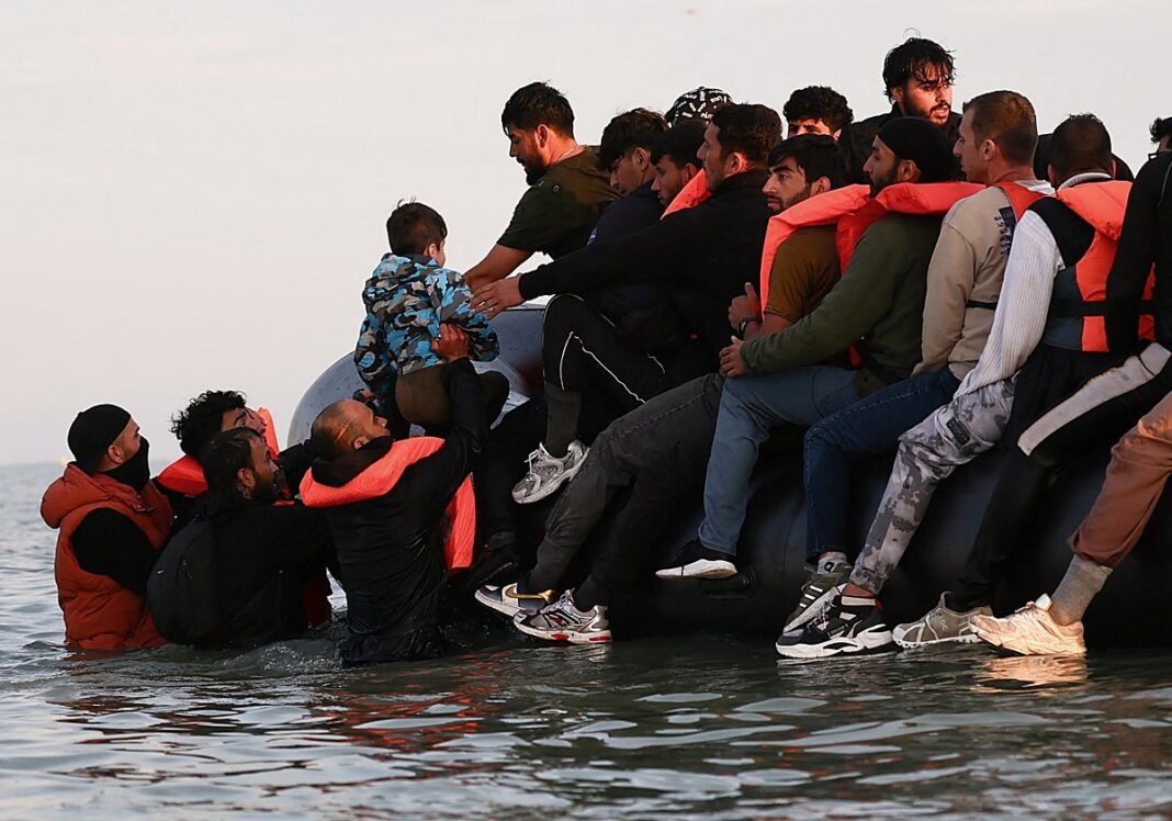 El Reino Unido abre más barracones militares para atender la llegada masiva de inmigrantes