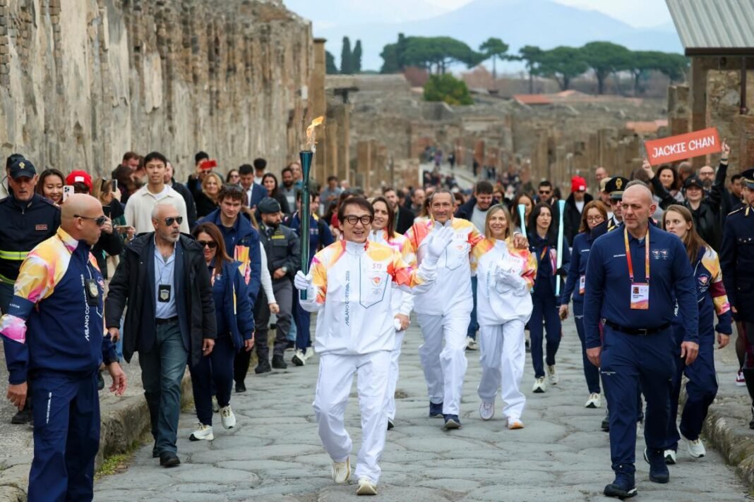 Jackie Chan lleva la antorcha olímpica de Milán-Cortina por las ruinas de Pompeya
