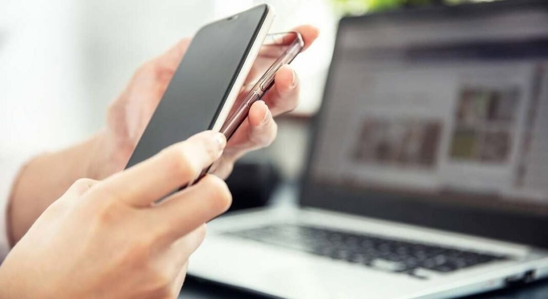 Llevar el móvil con funda es cosa del pasado: la nueva alternativa que será tendencia en el futuro