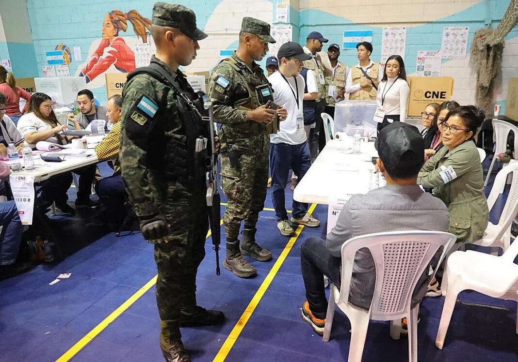 Máxima tensión en Honduras: grupos oficialistas irrumpen en centros y tratan de ocultar el recuento